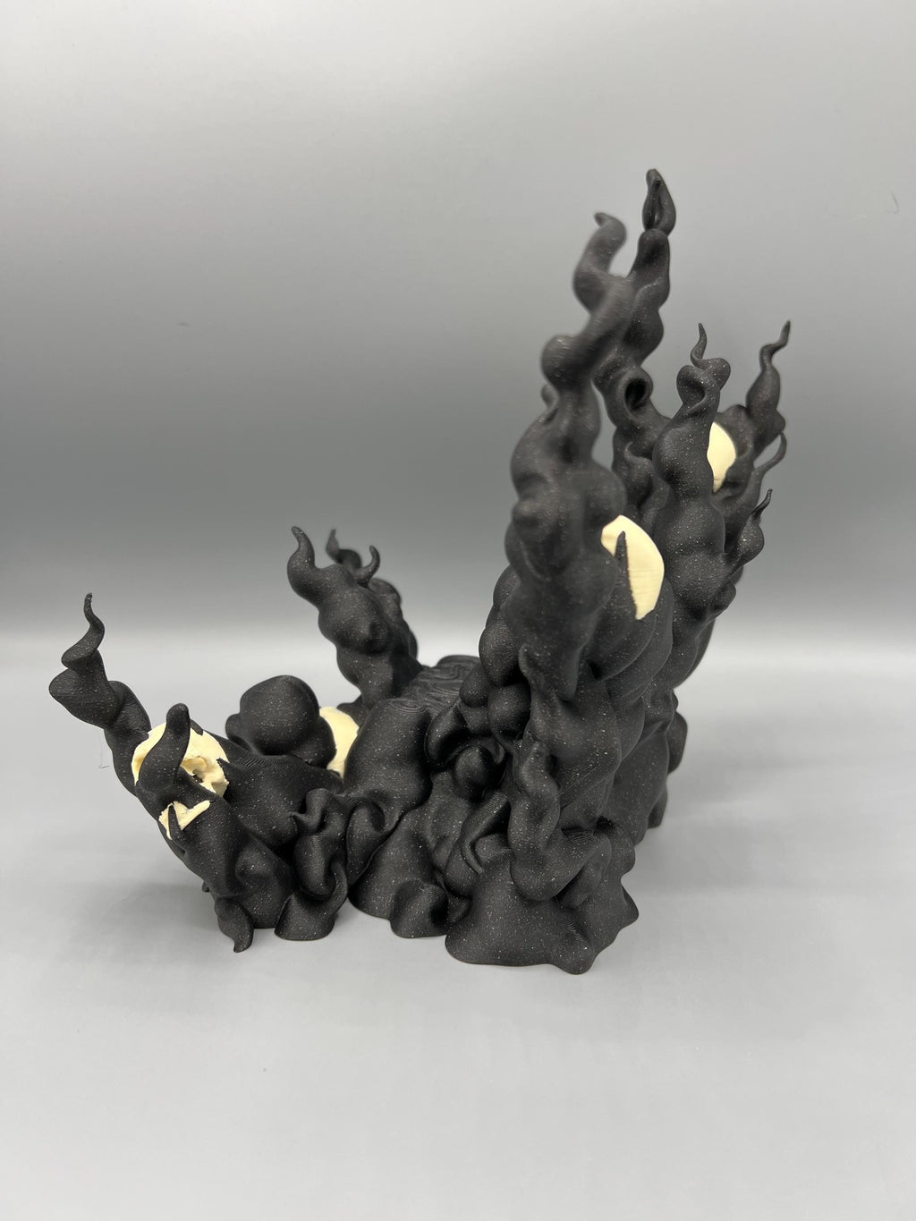 3D Printed Spooky Skull Gaming Controller Stand: Gothic Flame Design