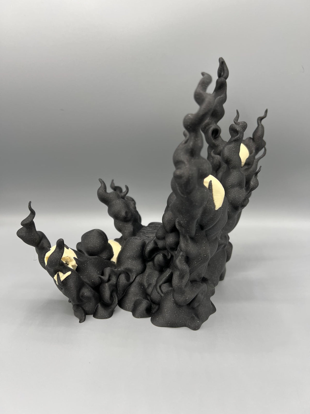 3D Printed Spooky Skull Gaming Controller Stand: Gothic Flame Design