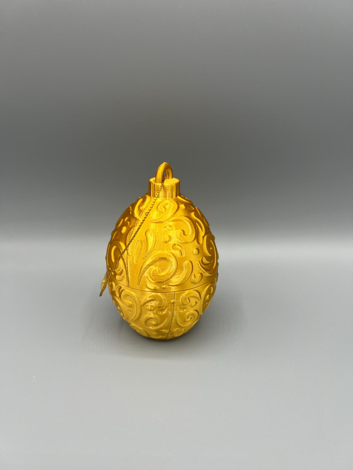 3D Printed Christmas Egg Ornament: Twist-Open Storage