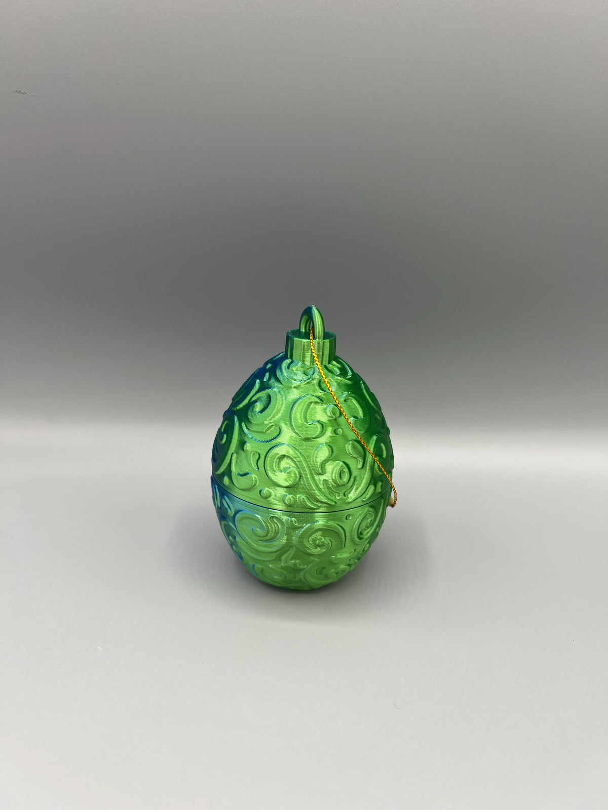 3D Printed Christmas Egg Ornament: Twist-Open Storage